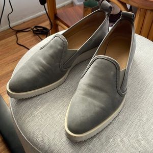 Everlane Pointed Toe Sneaker in Grey